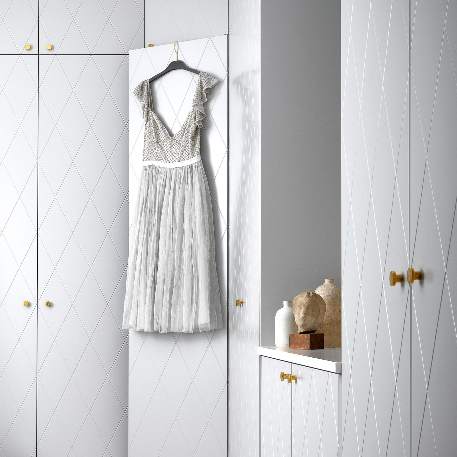 Specialbyggd walk in closet i ljusgrått från Superfront, med Pax-stomme från Ikea