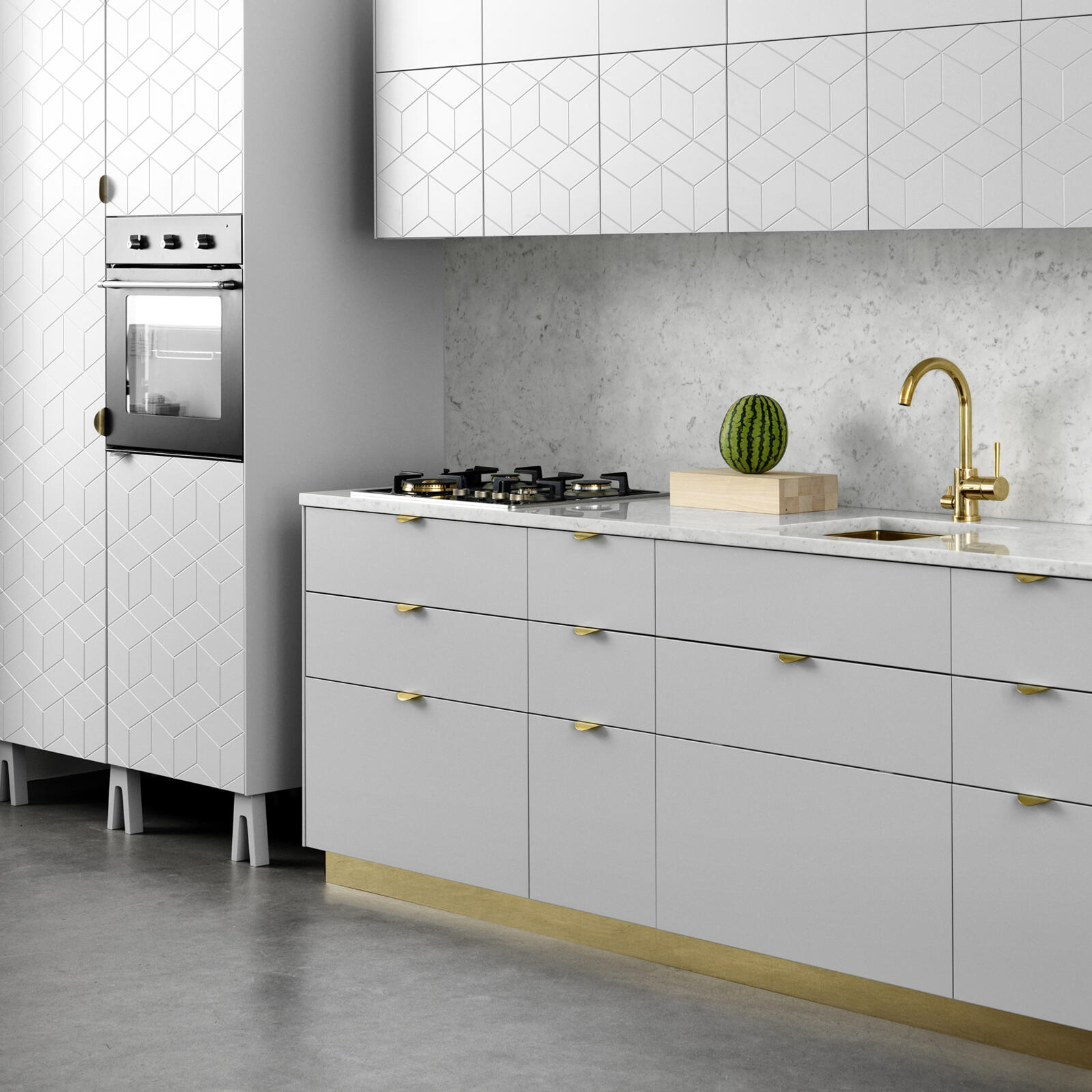 Light grey kitchen with handles and plinth in brass