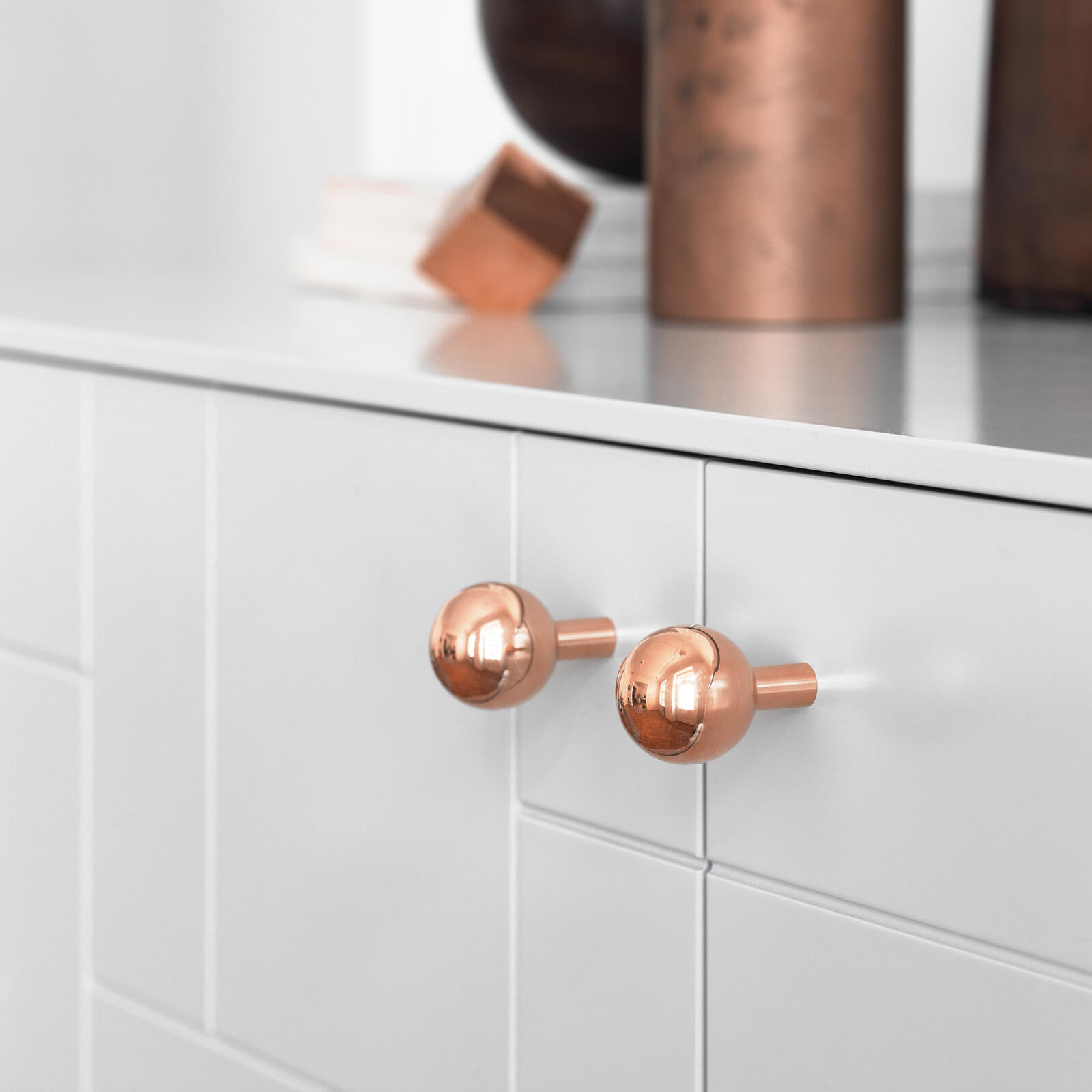 Copper knob on a patterned, light grey front
